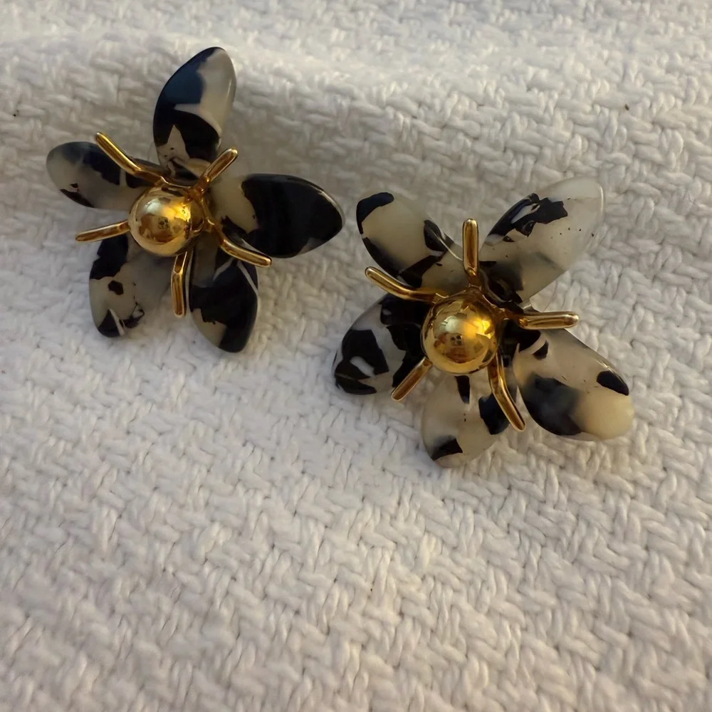 Chic Tortoiseshell Floral Statement Earrings - Gold Tone Detail - Picture 2 of 5